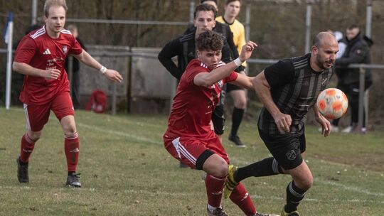 Der Weinsheimer Torjäger Felix Frantzmann (rechts) und sein Team sind am Mittwoch beim Schlusslicht gefordert.