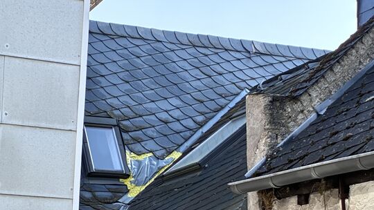 In dieses Wohnhaus im Koblenzer Stadtteil Güls ist am Sonntagabend ein Meteorit eingeschlagen und hinterließ ein fußballgroßes L