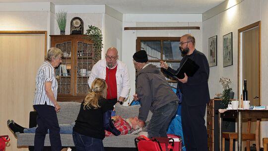 Ach du großer Schreck, was ist jetzt passiert? In dem Stück "Männergrippe" des Theatervereins Wershofen geht es hoch her. Ach du großer Schreck, was ist jetzt passiert? In dem Stück "Männergrippe" des Theatervereins Wershofen geht es hoch her.