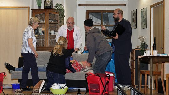 Ach du großer Schreck, was ist jetzt passiert? In dem Stück "Männergrippe" des Theatervereins Wershofen geht es hoch her.