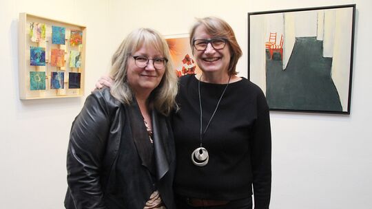 Nicole Hahn (links) und Barbara Schwinges eröffneten die Ausstellung "Schritt für Schritt".