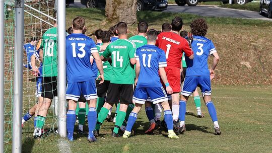 Es gibt Fußballmannschaften, bei denen jeder, der in der Zeitung auf einem Foto zu sehen ist, eine Kiste Bier ausgeben muss. Fal