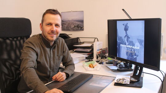 Der Osterspaier Ortsbürgermeister Sebastian Reifferscheid freut sich über die Popularität des Langhals-Lieds.