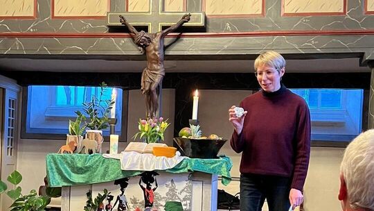 In dem feierlichen Gottesdienst zum Weltgebetstag der Frauen am Samstag verteilte Pfarrerin Antje Dorn für die Besucher zur Eri