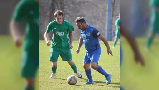 Der TuS Rötsweiler II (in grün) bezwang den TuS Niederbrombach II knapp mit 3:2.