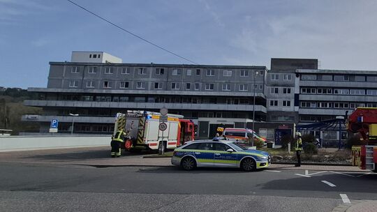 Brennendes Dämmmaterial hinter einer Fassade im Bereich der Endoskopie sorgte am Samstag für einen Feuerwehreinsatz im Klinikum