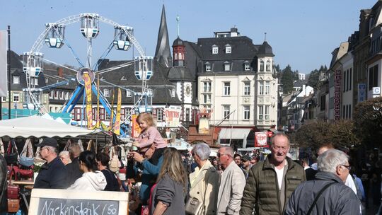 Frühlingserwachen in der Mayener Innenstadt: Die Innenstadt wurde zu einem Treffpunkt für alle Generationen. Frühlingserwachen in der Mayener Innenstadt: Die Innenstadt wurde zu einem Treffpunkt für alle Generationen.