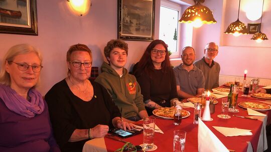 Entspannt bei Pizza über grüne Politik diskutieren, dazu hatten die Grünen-Fraktionsvorsitzende Pia Schellhammer (3. von rechts