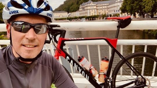Bernd Hammer und eines seiner Canyon-Bikes. Der Fahrradfan aus Ransbach-Baumbach hält gern auf der Lahnbrücke in Bad Ems an, um