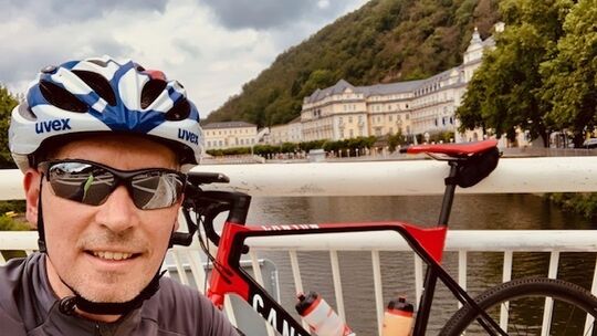 Bernd Hammer und eines seiner Canyon-Bikes. Der Fahrradfan aus Ransbach-Baumbach hält gern auf der Lahnbrücke in Bad Ems an, um