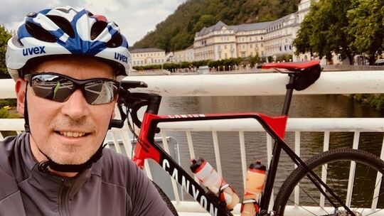 Bernd Hammer und eines seiner Canyon-Bikes. Der Ransbach-Baumbacher hält gern auf der Lahnbrücke in Bad Ems für ein Selfie an.