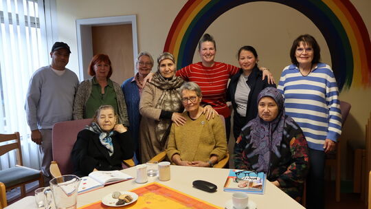 Die Willkommenskultur, symbolisiert durch einen Regenbogen, lebt im Café Asyl in Neuwied weiter. Die ehrenamtlichen Mitarbeiter Die Willkommenskultur, symbolisiert durch einen Regenbogen, lebt im Café Asyl in Neuwied weiter. Die ehrenamtlichen Mitarbeiter