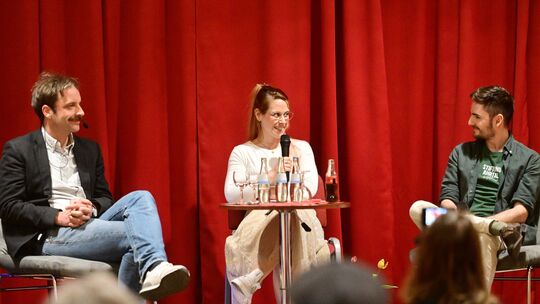 Mit Nick Falkner, Gründer der Stiftung Ahrtal, dem Soziologen Nils Kumkar und Moderatorin Celina de Cuveland, Redakteurin der Rh