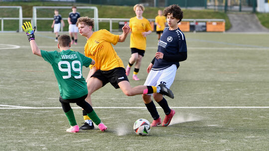 Der Einsatz lohnte sich: Majd Al Kafri (rechts) gelingt in dieser Szene der Ehrentreffer für die C-Junioren der JSG Lahn in Wirg