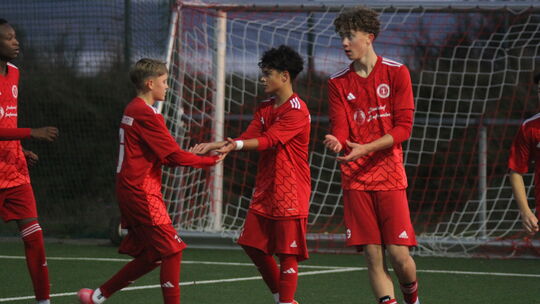 Tiago Fritz (Mitte) gelang der Treffer zum 3:0 für die C-Junioren des SC Idar-Oberstein gegen Spitzenreiter TSG Bretzenheim.