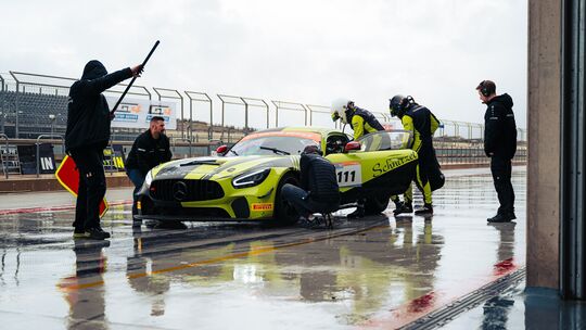 Motorsport ist Teamsport: Das Team von SR Motorsport by Schnitzelalm beim Fahrerwechsel mit Cedic Fuchs bei der GT4 Winter Serie