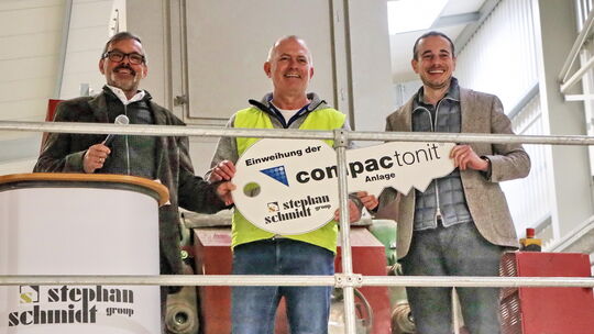 Symbolische Schlüsselübergabe bei der Einweihungsfeier für eine neue Compactonit-Produktionsanlage der Stephan-Schmidt-Gruppe in