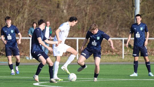 Die SG 2000 Mülheim-Kärlich II (blaue Trikots) erwischte gegen den HSV Neuwied einen starken Tag und fügte den Deichstädtern ein Die SG 2000 Mülheim-Kärlich II (blaue Trikots) erwischte gegen den HSV Neuwied einen starken Tag und fügte den Deichstädtern ein