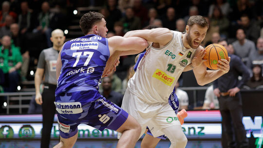 Gegen den Tabellenzweiten Crailsheim müssen die Baskets mit vollem Körpereinsatz agieren. So wie hier der Center Marko Bacak (we Gegen den Tabellenzweiten Crailsheim müssen die Baskets mit vollem Körpereinsatz agieren. So wie hier der Center Marko Bacak (we