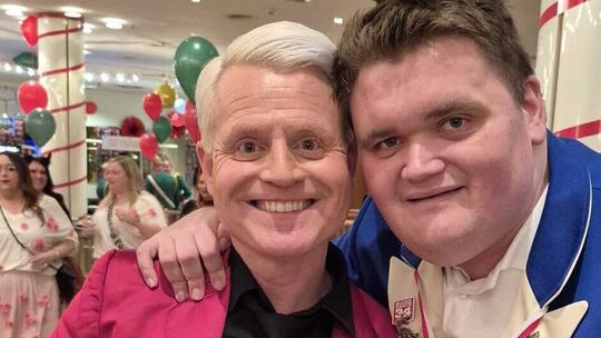 Ein Selfie mit Guido Cantz (links): Für Dominic Flemmer aus Wölmersen eine tolle Begegnung. Noch toller war allerdings das, was