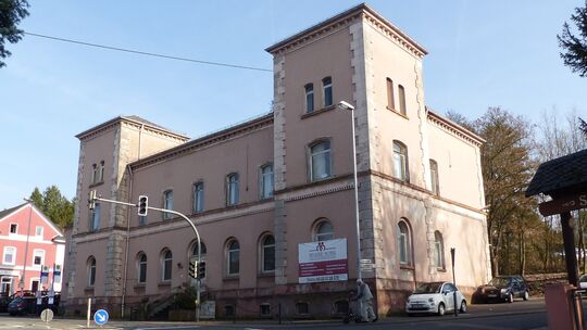 Das alte Amtsgericht steht heute leer, ist vielen Katzenelnbogenern aber noch als Sitz der VG-Verwaltung in Erinnerung. Das alte Amtsgericht steht heute leer, ist vielen Katzenelnbogenern aber noch als Sitz der VG-Verwaltung in Erinnerung.