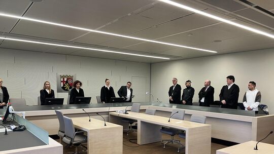 Zwei 28 und 30 Jahre alte Männer aus Bremen müssen sich unter anderem wegen zweier Überfälle auf Tankstellen in Rheinböllen und Zwei 28 und 30 Jahre alte Männer aus Bremen müssen sich unter anderem wegen zweier Überfälle auf Tankstellen in Rheinböllen und