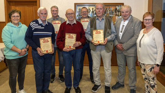Die Jubilare Franz Staisch, Christoph Henn, Manfred Benner, Stefan Kesting und Siegfried Reeh mit Geschäftsführerin Anja Wichert
