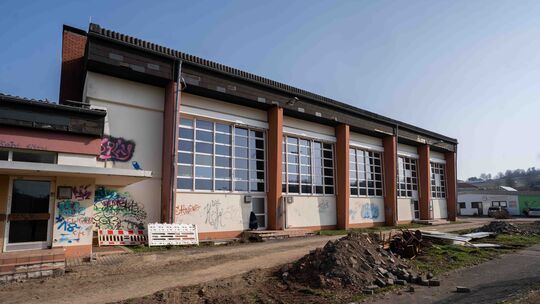 Außen ist noch nicht viel vom begonnen Abriss zu sehen, zuerst wird das Gebäude von innen entkernt.