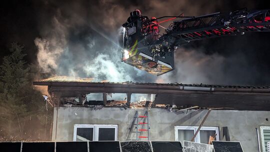 Das Haus in der Scheuerfelder Oststraße ist nach dem Brand unbewohnbar, so die Einschätzung der Feuerwehr.