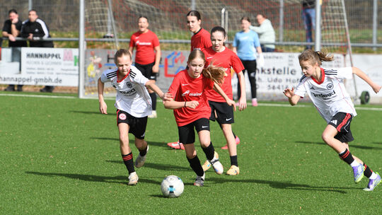 Gegen  Eintracht Frankfurt zogen die Talente des SV Hundsangen (rote Trikots, vorne Amelie Herzmann) zwar mit 0:3 den Kürzeren,