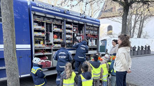Den Gerätekraftwagen des THW Mayen durften die Kinder aus der Kita Clemens näher in Augenschein nehmen