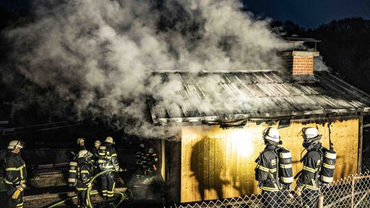Ein Gartenhaus hat am Montabend in der Hasbachstraße in Idar-Oberstein gebrannt.