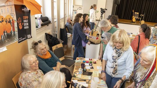 Beim Frauentag in der Göttenbach-Aula gab es reichlich Gelegenheit zum Austausch und zur Vernetzung.
