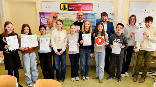 Die erfolgreichen Forscherinnen und Forscher des Gemnasiums an der Stadtmauer mit ihren betreuenden Lehrern Sibylle Bender und P