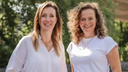 Die Wirtschaftsförderinnen Caroline Pehlke (links) und Sarah Wagner haben die kommissarische Leitung der Tourist-Information Ida