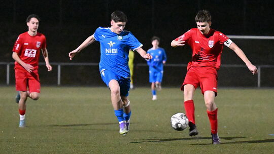 Ein wildes Spektakel: Die B-Jugend der JSG Altenkirchen (am Ball Kapitän Bojan Petrovic) konnte gegen die SG 2000 Mülheim-Kärlic