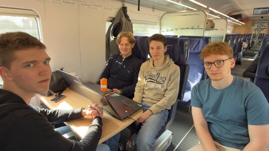 Das Team Phoenix - hier bei der Anreise - ist guter Dinge. Am Freitag schlägt die Stunde der Wahrheit.