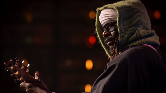 Der Gitarrist und Sänger Carlou D ist unter anderem in der Hip-Hop-Szene Senegals aktiv.