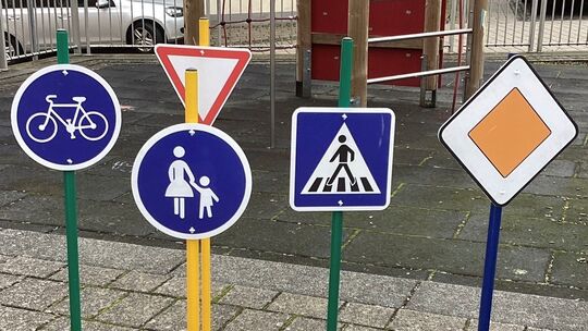 Einsatz der ersten Verkehrszeichen im Rahmen der Verkehrserziehung
