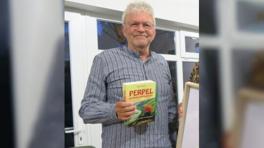 Der Autor Rainer Ningel aus Hambuch liest in Ernst aus seinem Roman "Perpel - der Regenschirmverleiher.