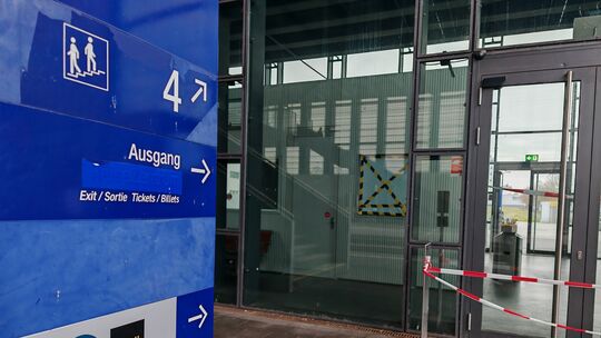 Hier geht es vom Bahnsteig im ICE-Bahnhof in Limburg zum Ausgang; allerdings ist schon längere Zeit die Tür defekt.