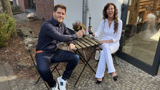 Manuela Lewentz-Twer und Jens Geimer lassen sich die neue Hachenburger Cola schon einmal schmecken.