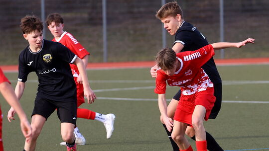 Der JFV Rhein-Hunsrück (in Schwarz, von links mit Clemens Ketzer und Leon Jarosz) gewann in der C-Jugend-Rheinlandliga das wicht