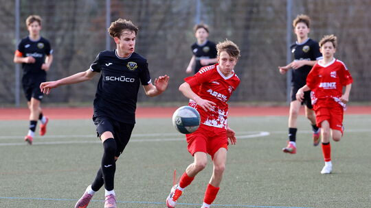 Der JFV Schieferland um Paul Matthias (in Rot) musste sich in Simmern im Kellerduell der C-Jugend-Rheinlandliga beim JFV Rhein-H