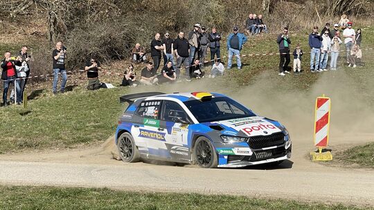 Am Ortsrand von Kempenich beobachteten viele Zuschauer das Geschehen und sahen dabei das spätere Gewinner-Duo.