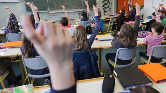 Die Zahl der Fünftklässler im Westerwaldkreis klettert zum Schuljahr 2026/27 vermutlich auf einen neuen Höchststand. Damit setzt