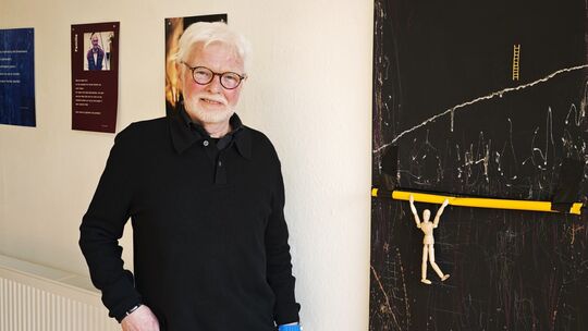 Friedhelm Apollinar Kurtenbach vor einem Mix aus Malerei und Objekten. Rund 50 seiner Werke sind aktuell im "Markt 9" zu sehen.