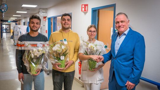 Brandeinsatz im Klinikum Idar-Oberstein: Ibrahim Khaledian (von links), Alireza Azarnivar und Lara Haag freuen sich über das dic