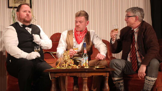 Drei, die sich blendend verstehen: Diener Johann, der junge Werbefachmann Fritz Hagedorn und Geheimrat Eduard Tobler (von links)