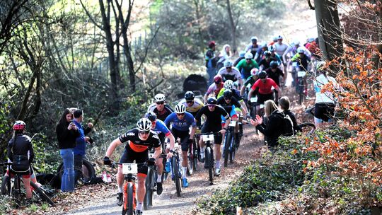 Start des Eliterennens mit Julius Welsch (Nummer 5) an der Spitze.
